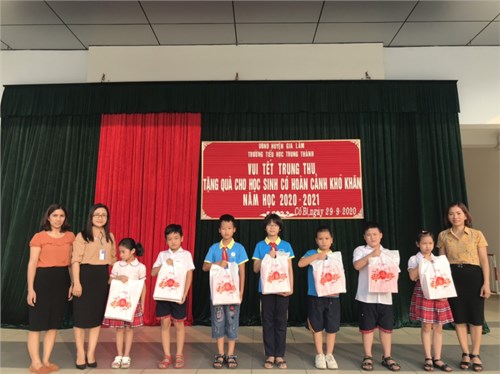 Trường Tiểu học Trung Thành tặng quà Tết Trung thu cho học sinh có hoàn cảnh khó khăn, năm học 2020-2021